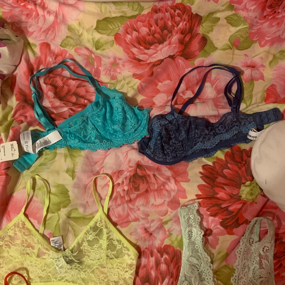 Bras - Picture 3 of 7